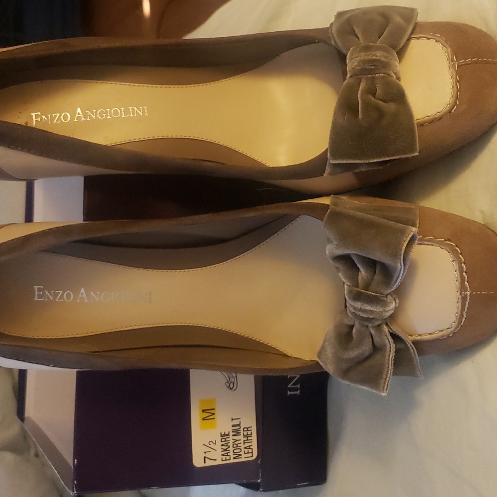 Two tone heeled pumps